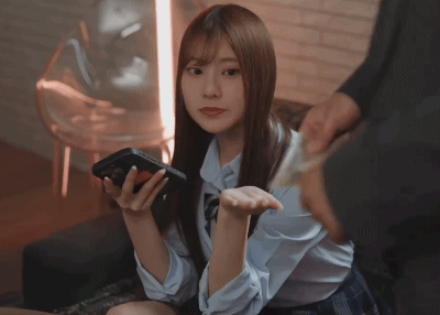 正惊GIF：是什么交易？JK校服美女藏不住心思，拿到钞票竟笑容满面